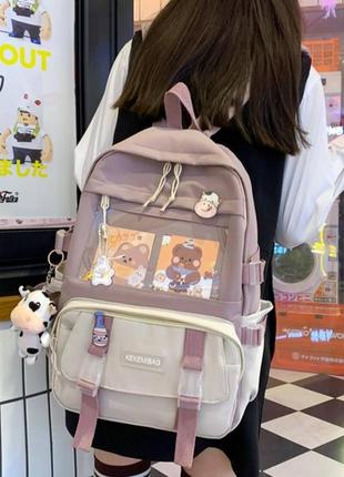 Великий вмісткий текстильний рюкзак з брелком та значками. бузковий з бежевим