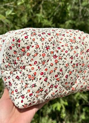 Велика вмістка стьобана косметичка з кольоровою підкладкою (червоно-оранжеві квіти), 18х12х12 см