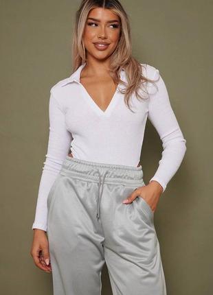 Білий боді в рубчик prettylittlething