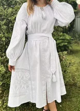 Женское вышитое платье