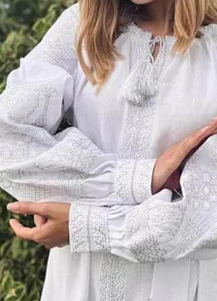 Женское вышитое платье