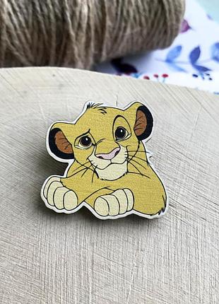 Значок из дерева "король лев"