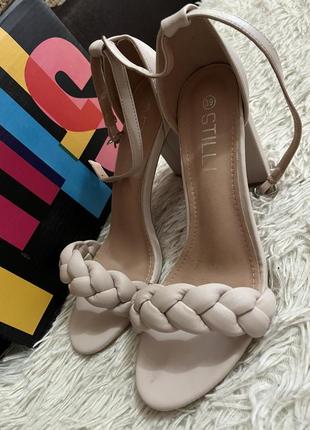 Бежеві босоніжки