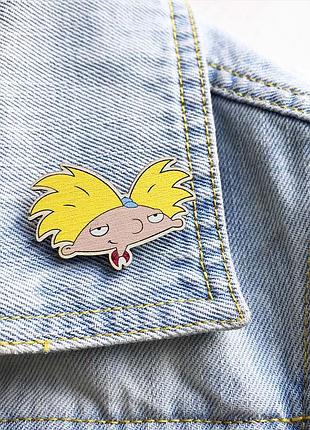 Дерев'яний значок "ей, арнольд"