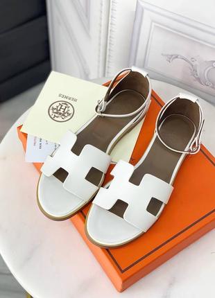 Босоніжки у стилі hermes