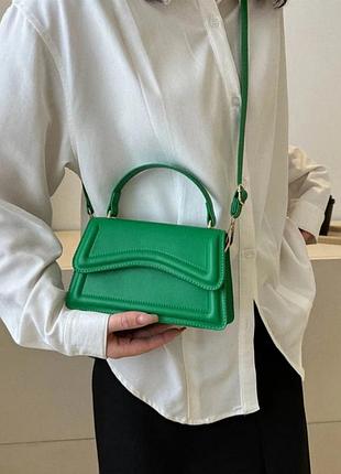 Небольшая зеленая сумочка крос-боди