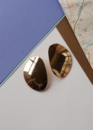 Стильные акцентные серьги в золотом оттенке