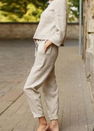 Лляні бпюки вільного крою штани на резинці кольору світлий беж