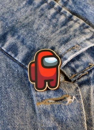 Значок з дерева "among us червоний"