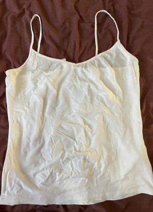 Біла майка на брительках