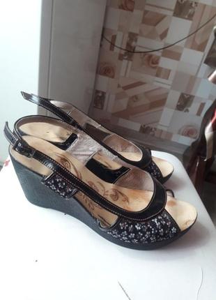 Босоніжки шкіряні