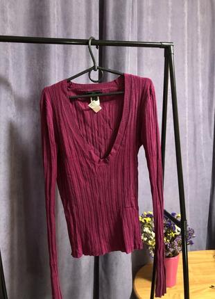 Лонгслив с глубоким вырезом