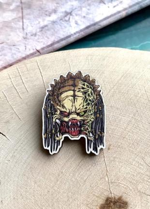 Деревянный значок "хищник"