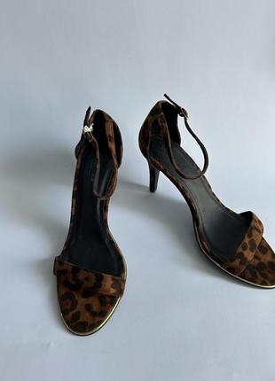 Жіночі босоніжки від truffle