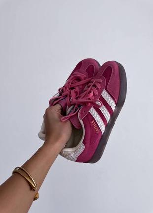 Жіночі кросівки в стилі adidas gazelle адідас газелі / демісезонні / весняні, літні, осінні / замша / рожеві, білі
