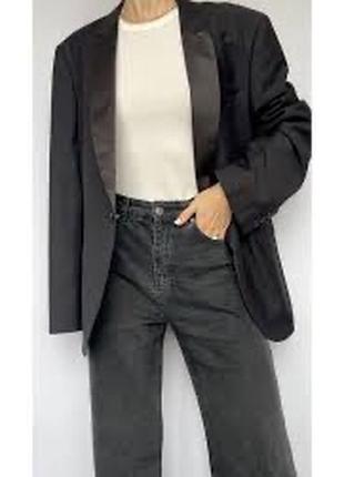 Піджак з атласними лацканами