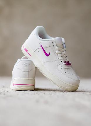Гарні жіночі кросівки nike air force 1’07se low coconut mink playful pink молочні