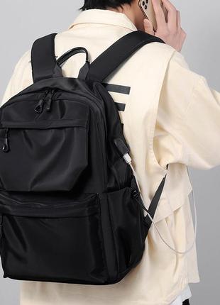 Чоловічий великий місткий рюкзак у чорному кольорі.