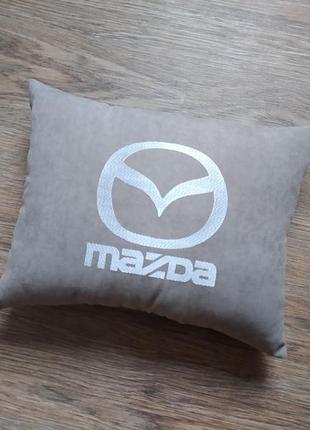 Авто подушка з вишивкою логотипу марки мазда mazda сірий подарунок автомобілісту 00189
