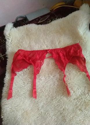 Красный пояс для чулок