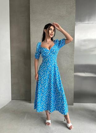 Платье с декольте