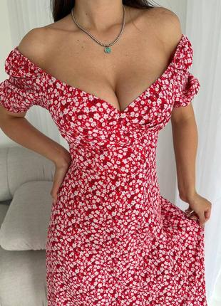 Платье с декольте