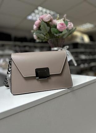 Шкіряна сумка через плече бежевого кольору vera pelle / італійська сумка