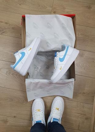 Кросівки репл.  жіночі весна літо білі із блакитним nike air force 1 white blue. взуття жіноче біле найк аїр форсе 17 фото