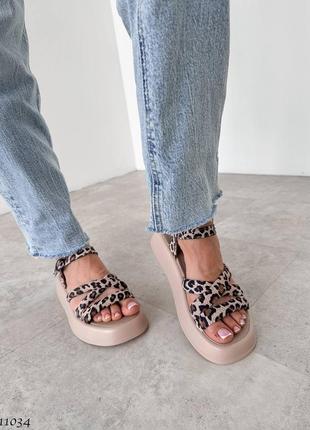 Трендовые велюровые босоножки леопардовые на повышенной подошве с лямочками переплетаются в греческом стиле