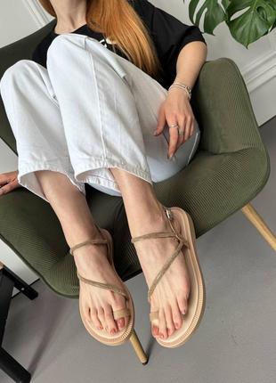 Жіночі шкіряні бежеві босоніжки на один палець стильна модель на ремінці2 фото