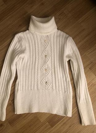 Жіноча кофта в молочному кольорі.