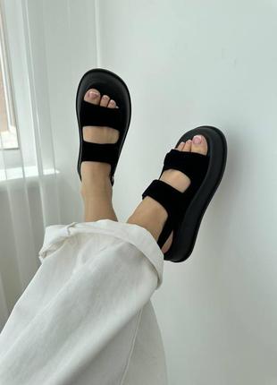 Босоніжки жіночі літні з натуральної замші чорні на низькій платформі 🩷