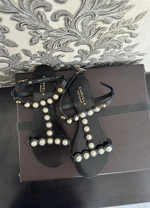Новые  дорогого бренда стильные черные шикарные босоножки carvela кожа жемчуг