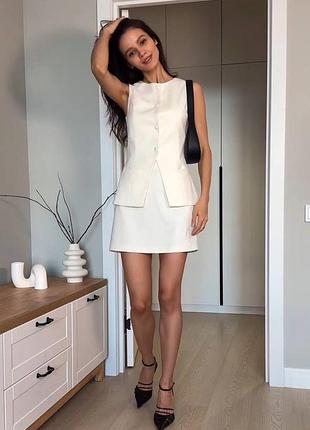 Літній молочний костюм: подовжена жилетка та міні спідниця. від s до xxl