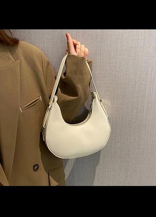 Невелика сумка-багет молочного кольору абсолютно нова