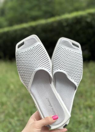 Женские белые шлепанцы с перфорацией из натуральной кожи