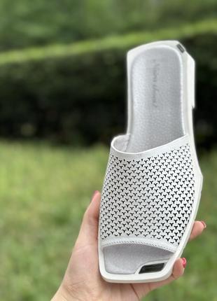 Женские белые шлепанцы с перфорацией из натуральной кожи