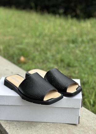 Женские черные шлепанцы с перфорацией из натуральной кожи