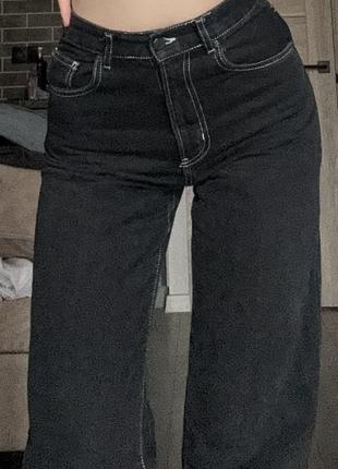 Черные джинсы с белой прошивкой