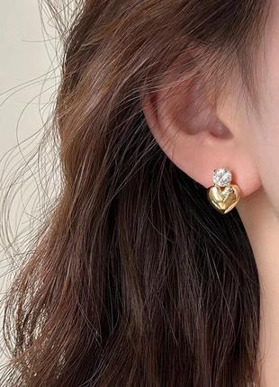 Стильні золотисті жіночі сережки кульчики пусети форма серце