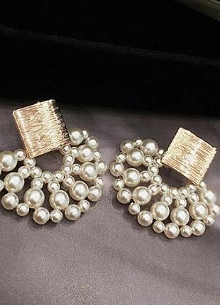 Тренд золотисті жіночі сережки кульчики підвіси перлини перли весільні святкові