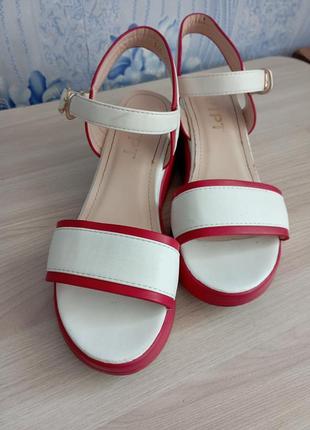 Женские босоножки