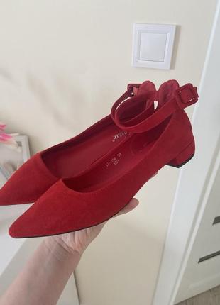 Червоні туфлі нові