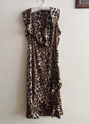 Стильное платье макси в леопардовый принт