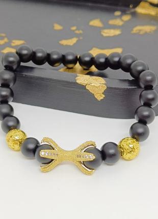 Браслет ручной работы из натуральных камней черного оникса и золоченой вулканической лавы