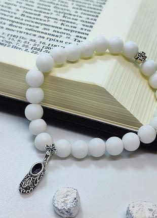 Браслет из натурального камня белого, матового агата с подвеской-башмачком святителя спиридона