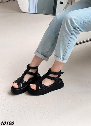 Босоніжки матеріал еко-шкіра колір бежевий та чорний