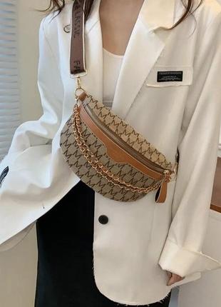 Тренд коричнева тестильна екошкіра жіноча сумка на плече крос боді бананка в стилі mk