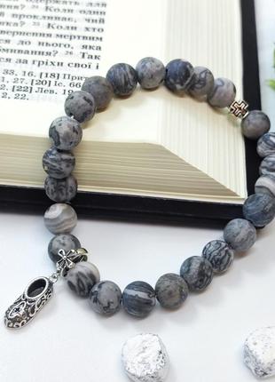 Браслет ручной работы из натуральных камней серой яшмы с подвеской-башмачком святителя спиридона