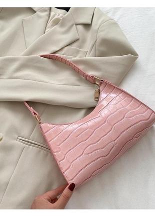 Тренд стильна рожева жіноча сумка багет багетка на плече екошкіра під крокодил